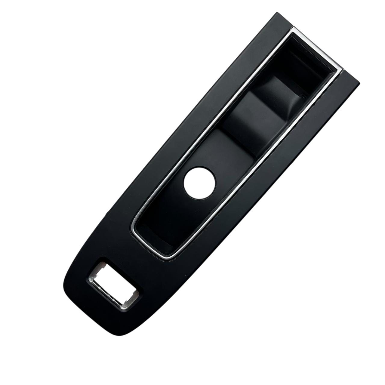 10a76a0f7d1e262a6456c07600b1677e.jpeg Moldura Alavanca Trambulador Porsche Macan Gts 2.9 2020 2024 - Imagem 1