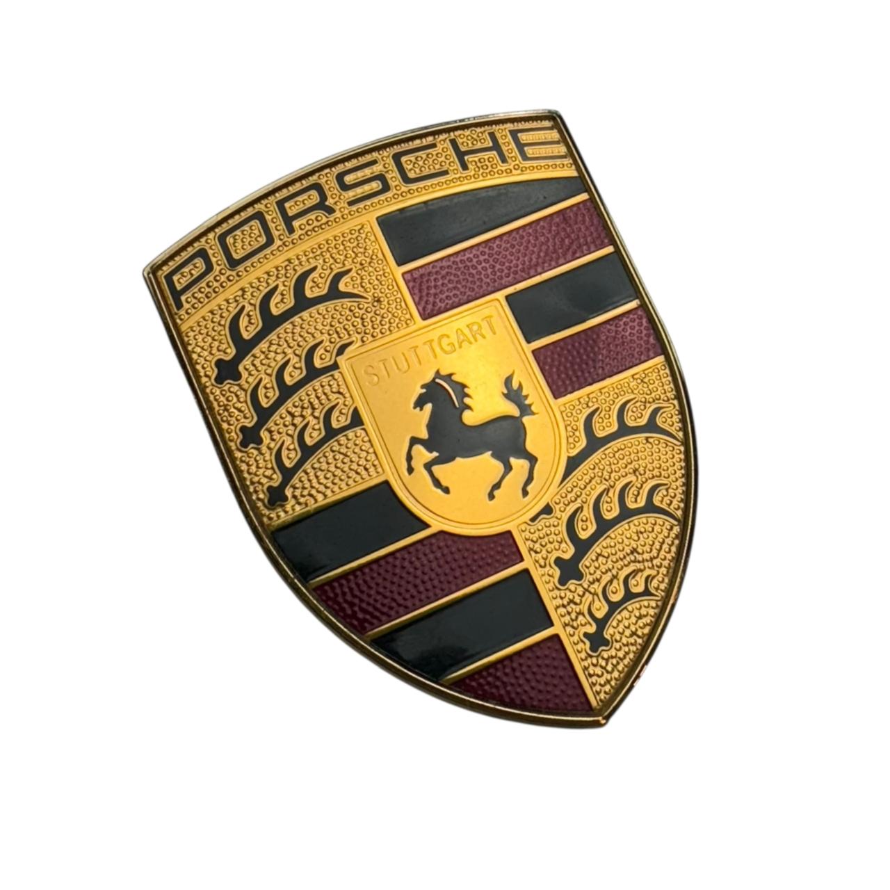 3e2b0c80331ad0068bff9afc0b22c1d8.jpeg Logo Emblema Dianteiro Capo Porsche Macan Gts 2.9 2020 2024 - Imagem 1