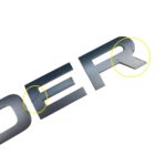 Emblema Escrita Capo Land Rover Defender D300 3.0 2023 2024 - Imagem 3