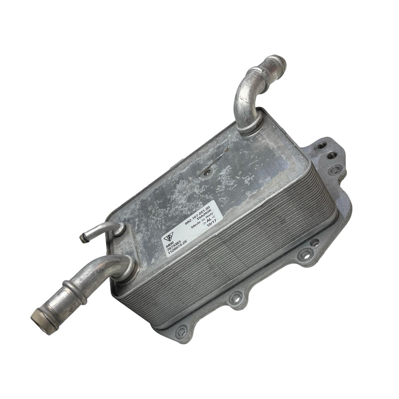 80c01b3359590b2f4bdf75a81ae9fc7d.jpeg Trocador Calor Oleo Motor Porsche 718 Cayman S 2018 a 2023 - Imagem 1
